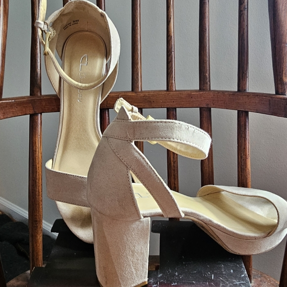 Elegant Cream Platform Sandals Sz 9 - Picture 8 of 8